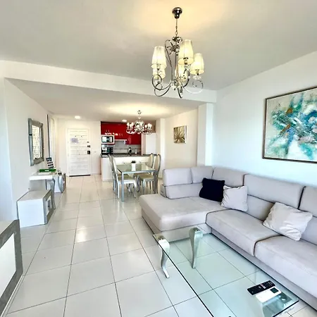 Large Deluxe Front Sea View Benalbeach Apartment *