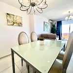 Large Deluxe Front Sea View Benalbeach 아파트