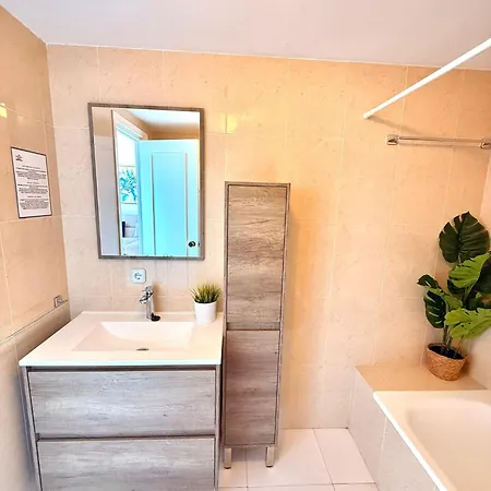 Large Deluxe Front Sea View Benalbeach Appartamento *